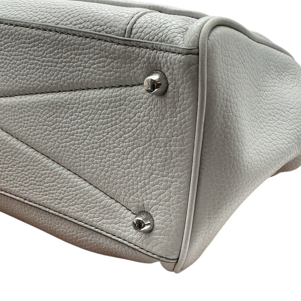Marc Jacobs Empire City convertible leather tote bag in a shade of light grey - Picture 9 of 14